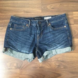 really cute dark wash blue denim shorts